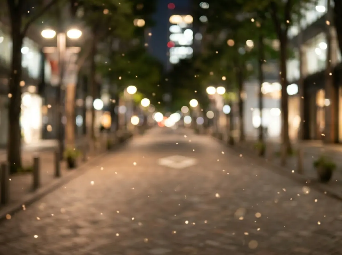温かみのある街灯が並ぶ静かな並木道