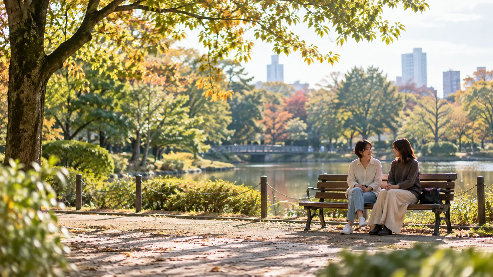 喧嘩を乗り越え、公園のベンチで穏やかに過ごす女性カップル