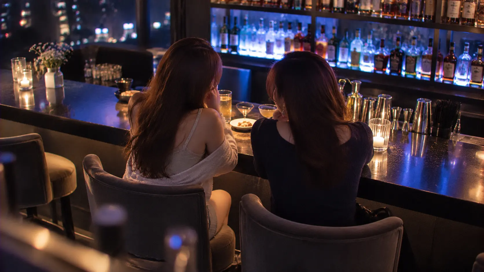 成人女性二人が夜のバーで話している